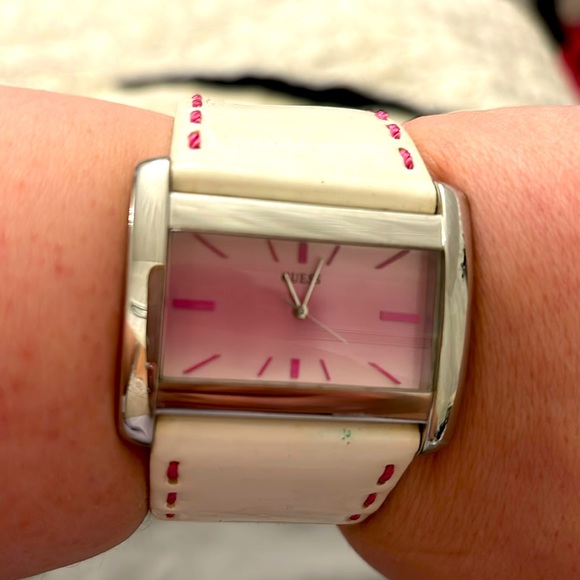SALE!!! GUESS PINK & WHITE LEATHER WATCH ๐ฅ๐ฅ๐ฅ - Picture 9 of 10